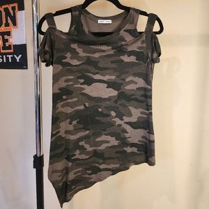 Sweet Romeo camo bare shoulder knit tshirt